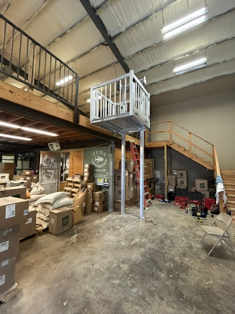 Industrial warehouse platform lift